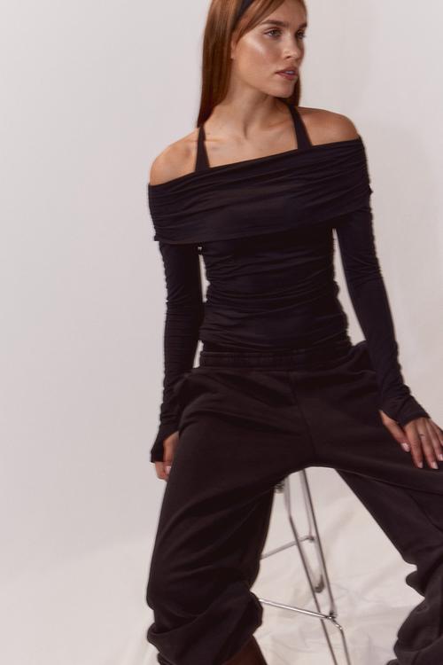 Off-the-shoulder sports top - black