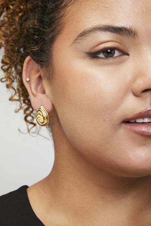 Elegant shell design earrings - gold