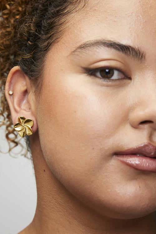 Pretty flower stud earrings - gold