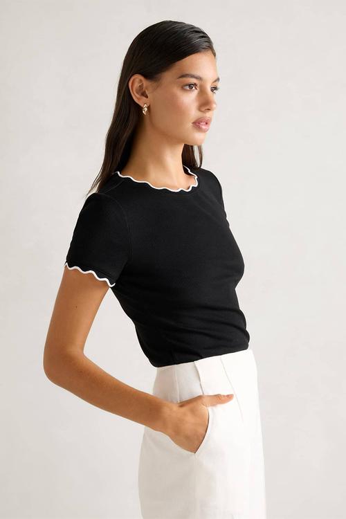 Rebecca scallop trim T-shirt in black / porcelain