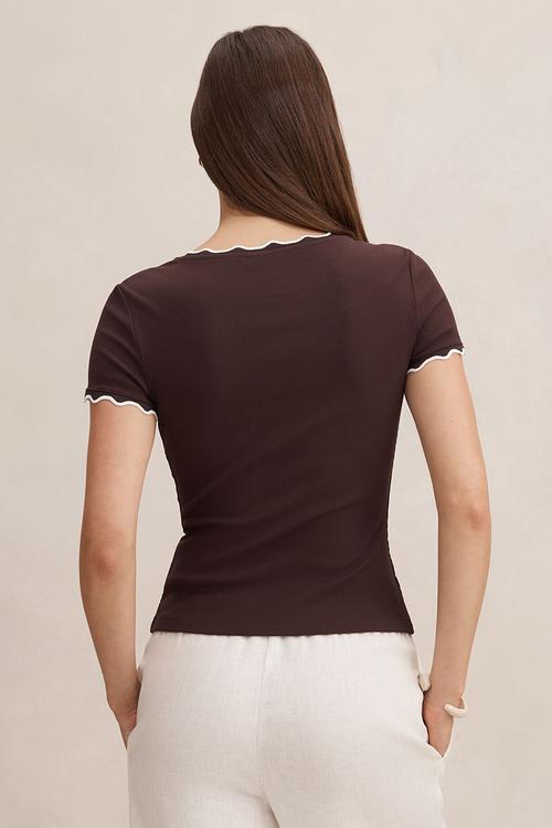 Rebecca scallop trim T-shirt in chocolate/ porcelain