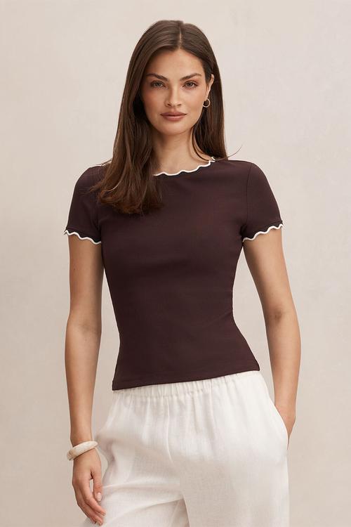 Rebecca scallop trim T-shirt in chocolate/ porcelain