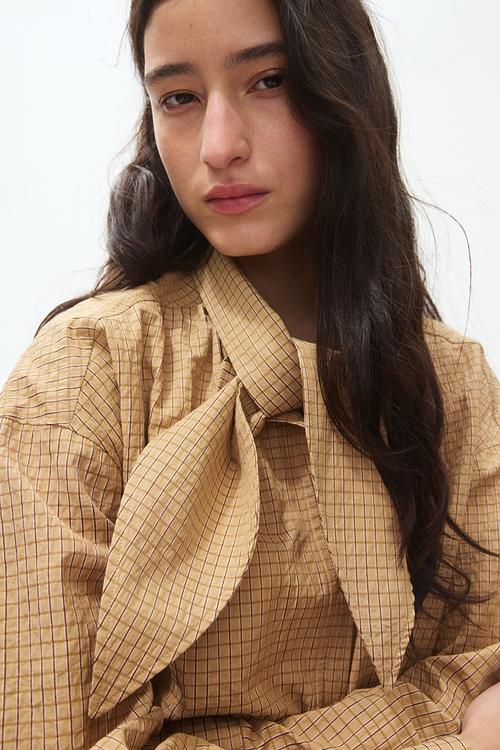 Bow-collar shirt - beige