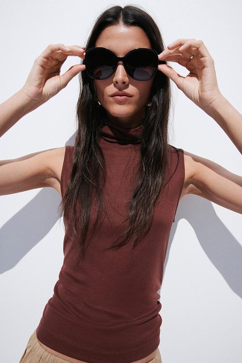 Fine-knit sleeveless polo-neck top - dark red
