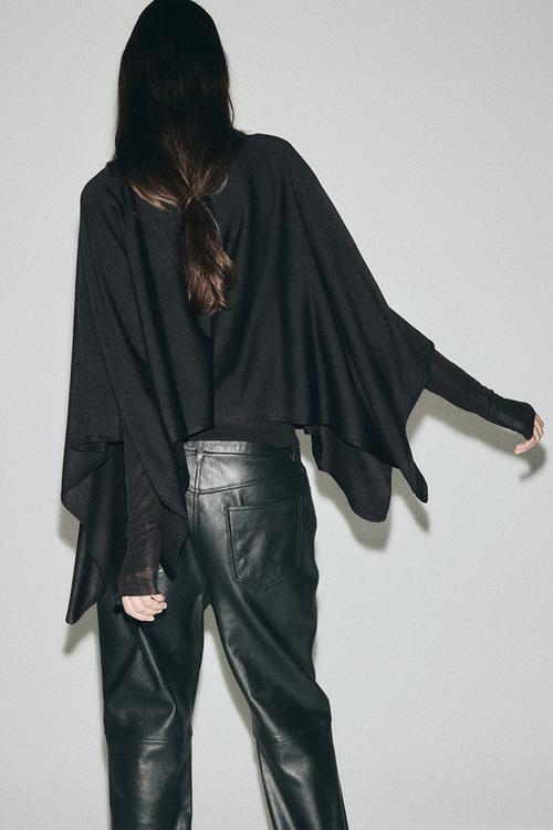 Fine-knit cape - black