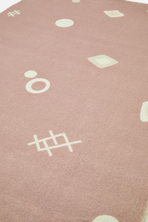 Geometric printed square rug - dusty pink