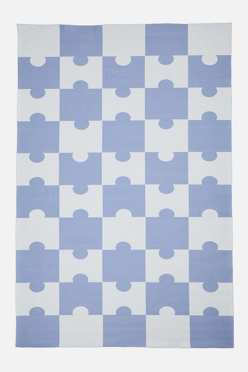Puzzle pattern rug - blue/white