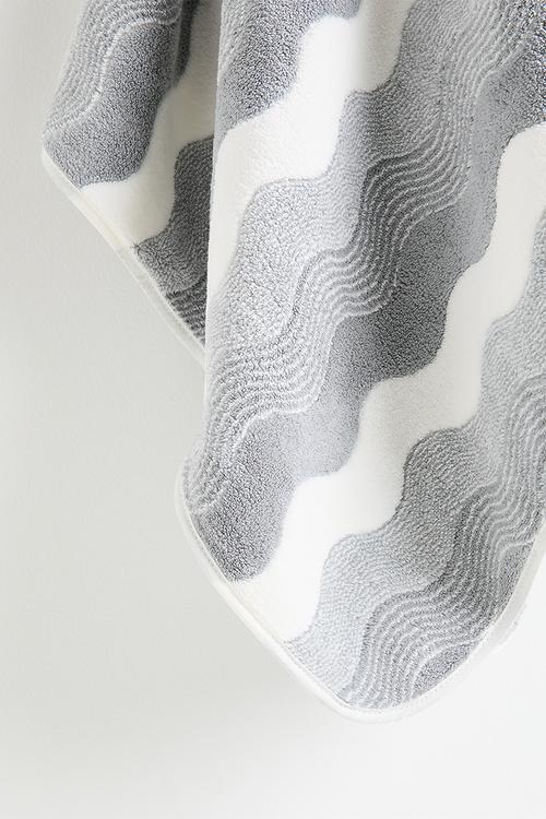 Wave-patterned towel - grey/white
