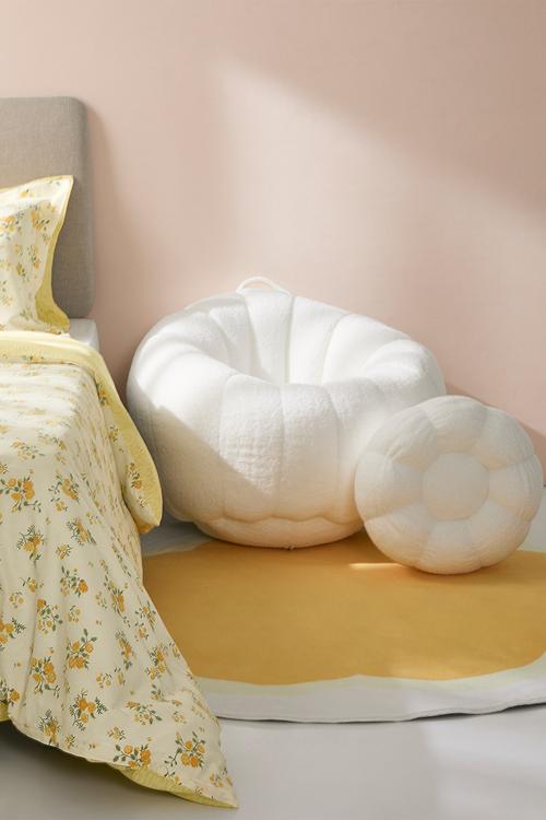 Scallop-shaped placement rug - white/yellow