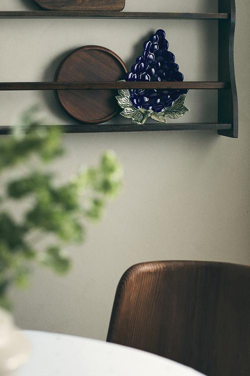 Figurative stoneware serving plate - navy blue/grapes