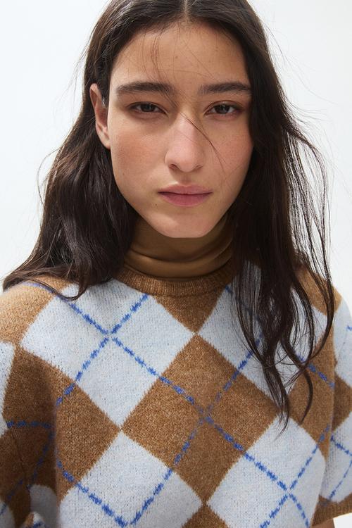 Short-sleeved jacquard-knit jumper - beige marl/argyle-patterned