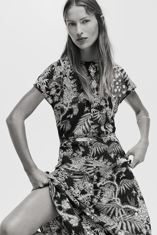 Cap-sleeved satin dress - black/patterned