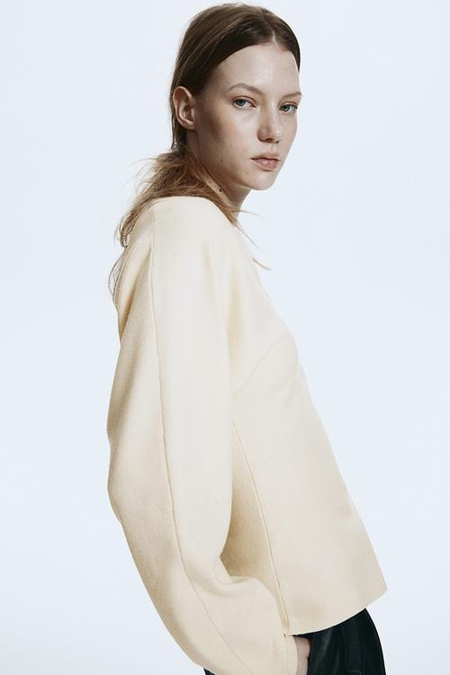 Knitted v-neck top - light beige
