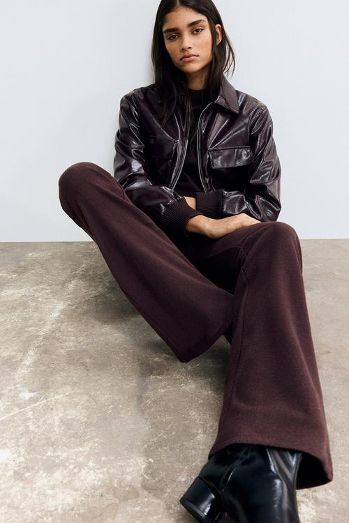 Flared knitted trousers - plum red