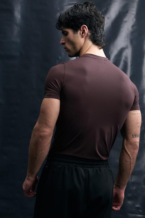 Compression fit sports T-shirt with drymove - dark brown