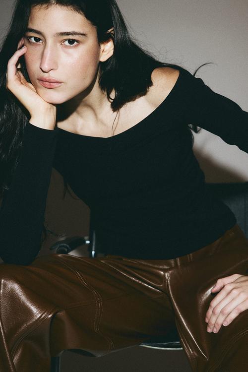 Off-the-shoulder top - black