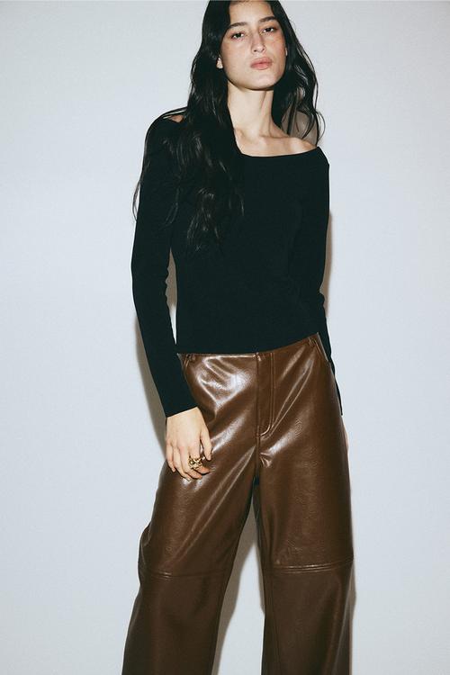 Off-the-shoulder top - black