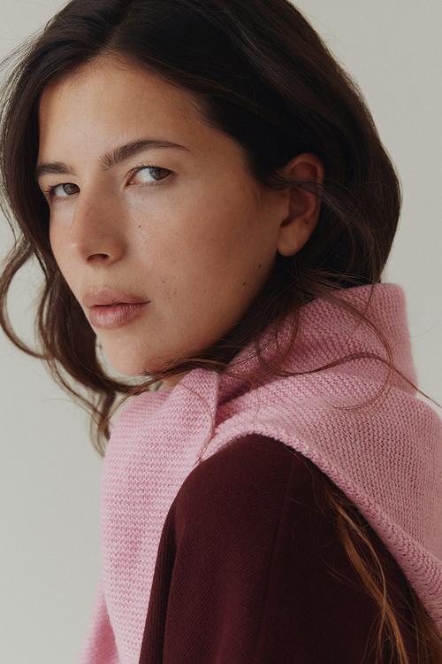 Garter-stitched triangle scarf - pink