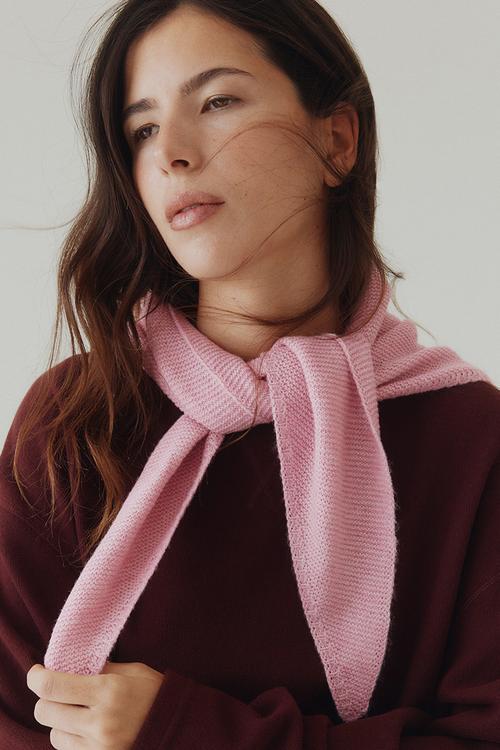 Garter-stitched triangle scarf - pink