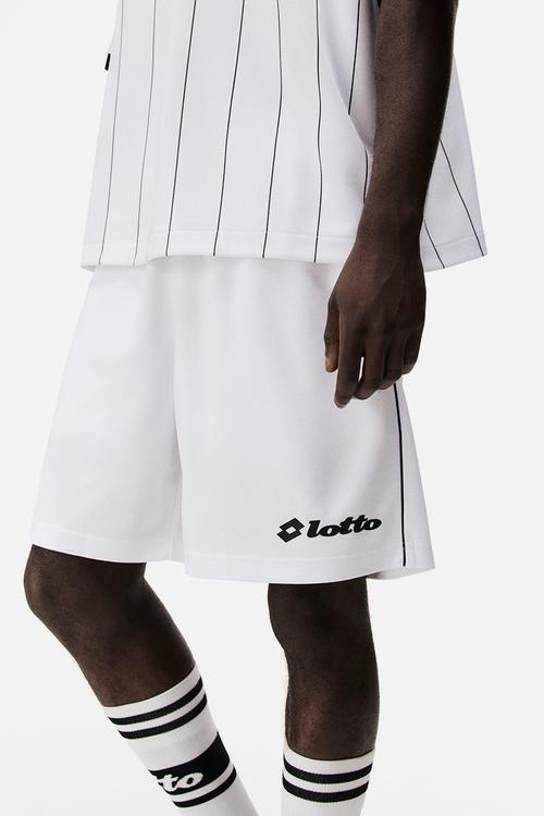 Lotto H&M: Relaxed fit football shorts - white/lotto