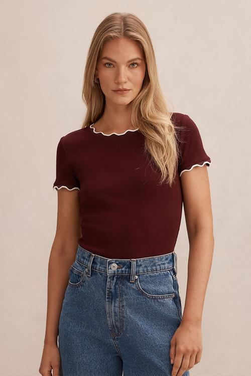 Rebecca scallop trim T-shirt in - deep maroon/porcelain