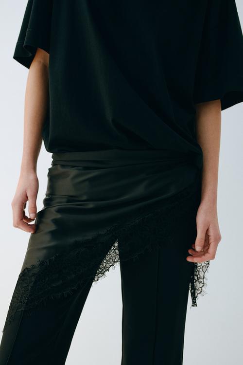 Lace-trimmed triangle scarf - black