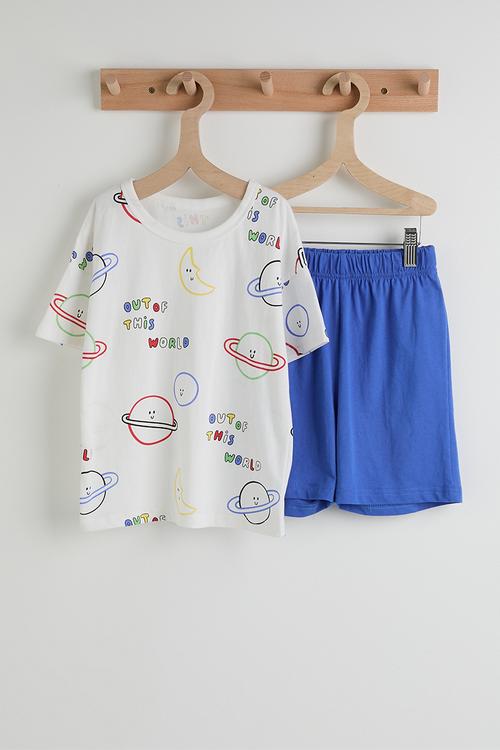 Planet aop tee with plain shorts - white/blue
