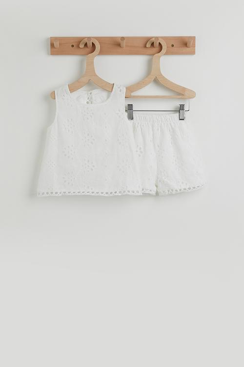 Sleeveless blouse with shorts - white