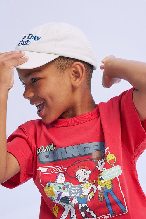 License Drop Shoulder Ss Tee - Lcn Dis Varsity Red/ Toy Story Game Changers
