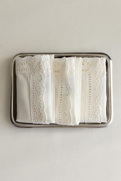 2-Pack lace-trimmed cotton napkins - white
