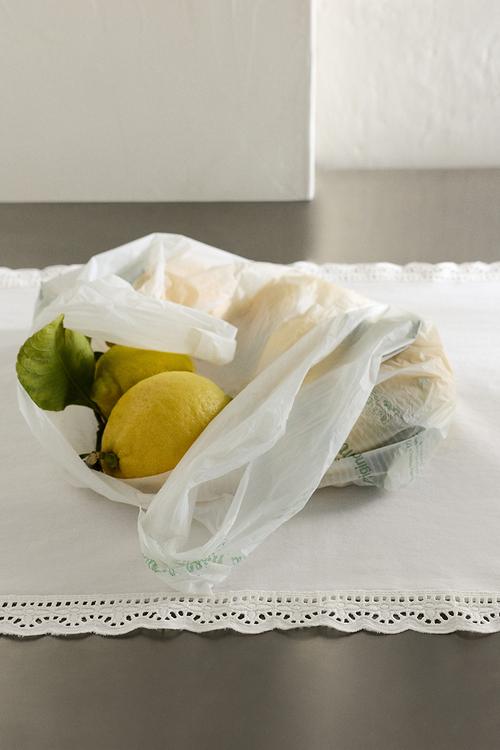 Lace-trimmed cotton table runner - white