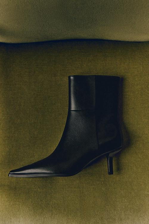 Heeled ankle boots - black