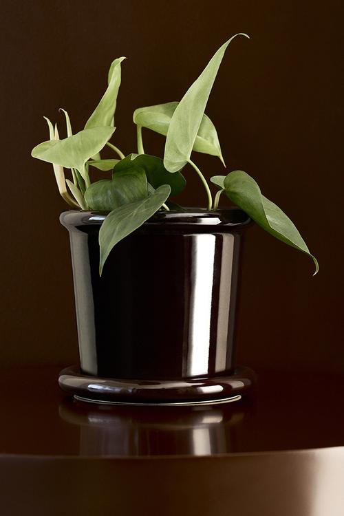 Stoneware plant pot with saucer - dark brown