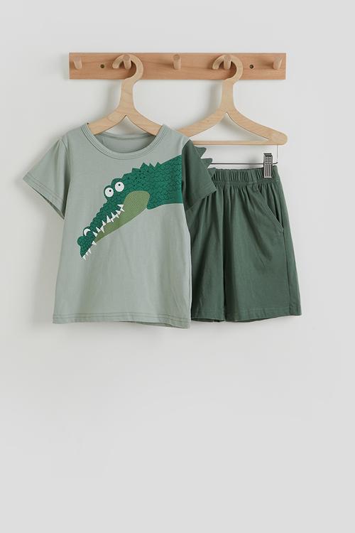 Croc graphic tee & plain shorts - green multi