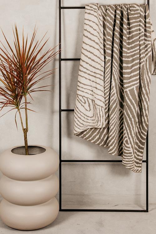 150X180 Sublime Wave Grey And White  Throw