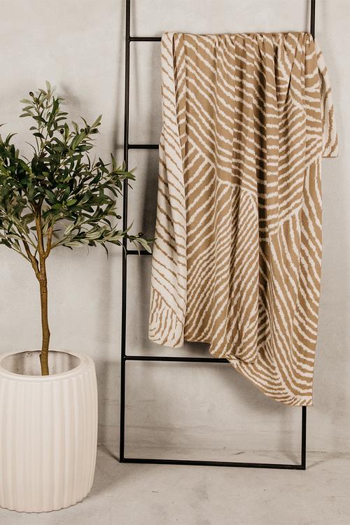 150X180 Sublime Wave Natural And White Throw