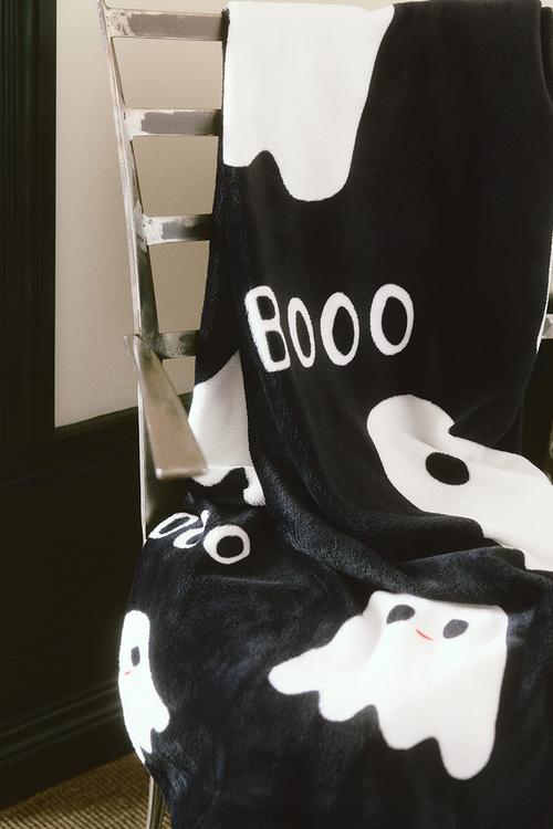 Patterned fleece blanket - black/ghosts