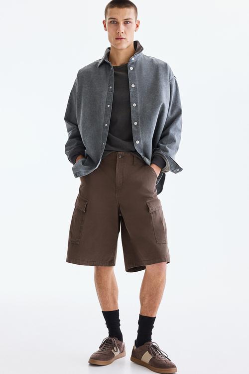 Loose fit cotton cargo shorts - brown