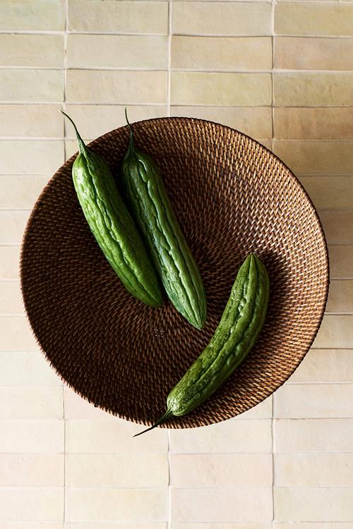 Footed rattan bowl - brown