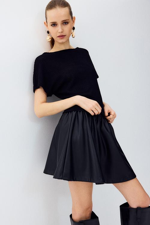 Batwing-sleeved jersey top - black