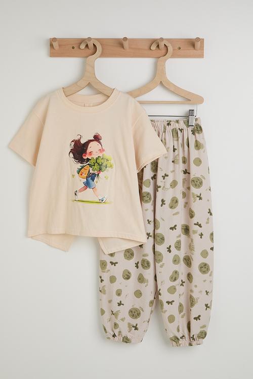 Graphic tee & jogger pants - off white & aop