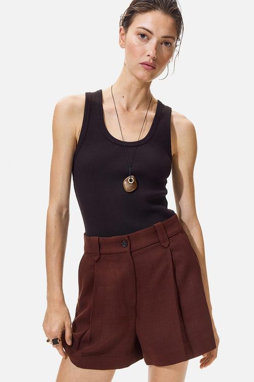 Pleat-front shorts - rust brown