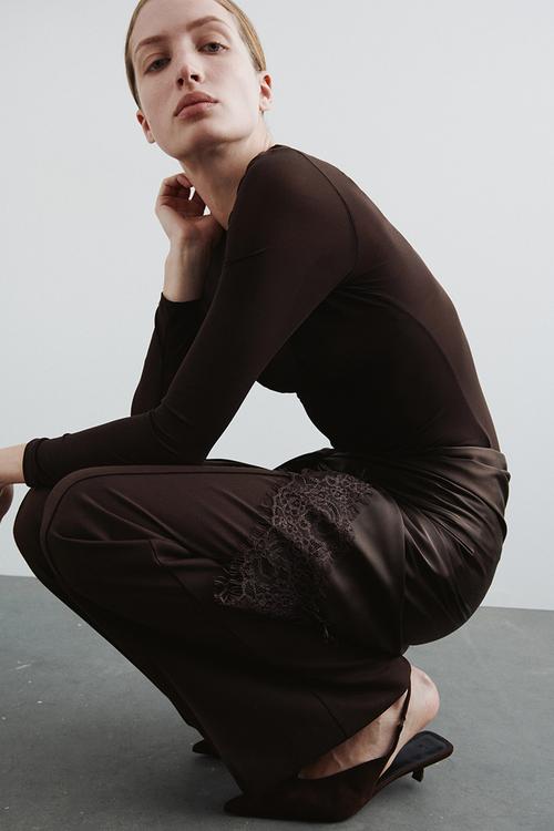 Lace-trimmed triangle scarf - dark brown