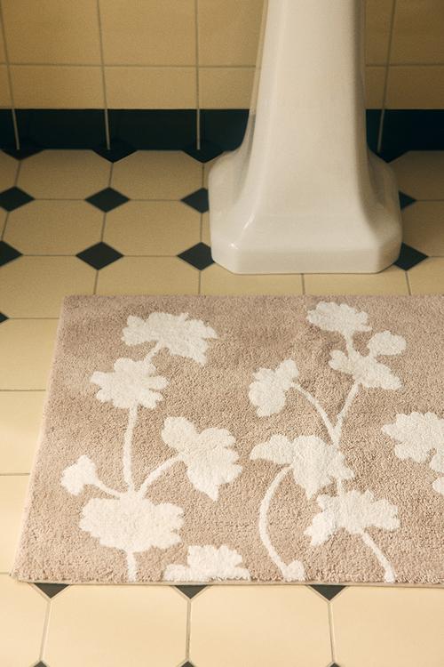 Tufted cotton bath mat - beige/floral