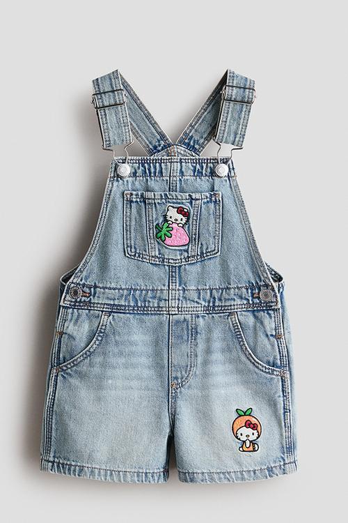 Appliquéd denim dungaree shorts - light denim blue/hello kitty