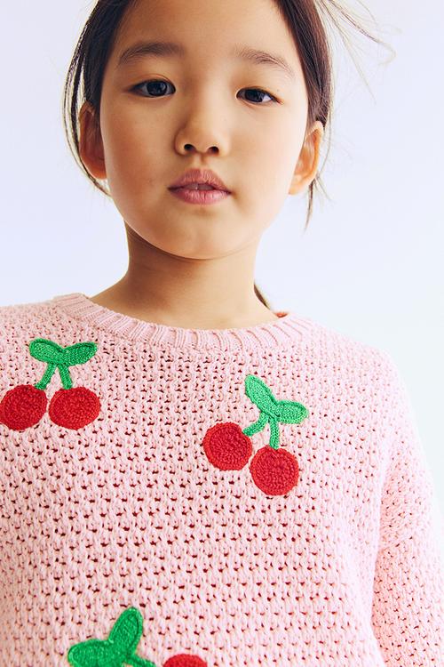 Hole-knit jumper - light pink/cherries