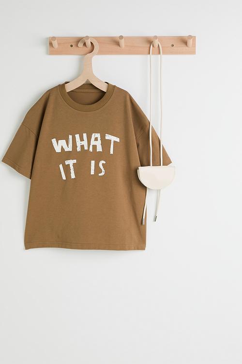 Slogan crew neck tee with mini pouch - camel brown/cream