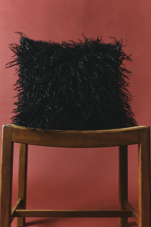 Fluffy cushion cover - black