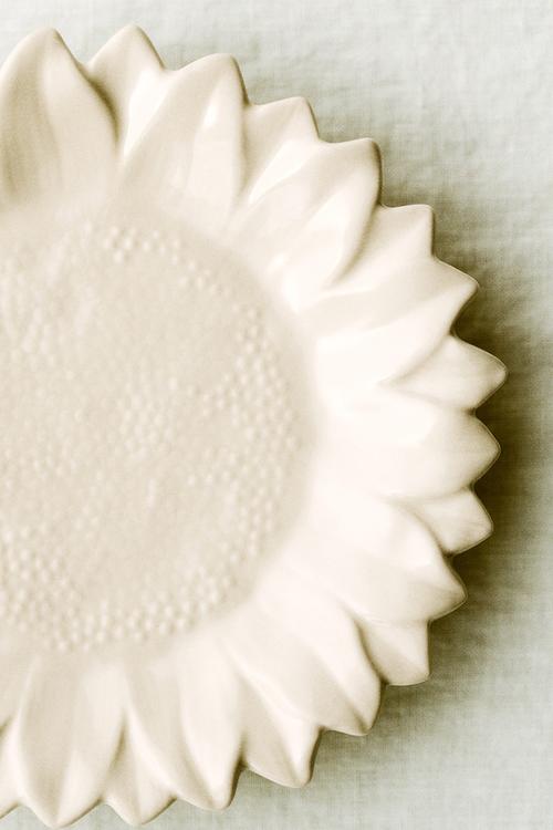 Sunflower-shaped mid plate - light beige