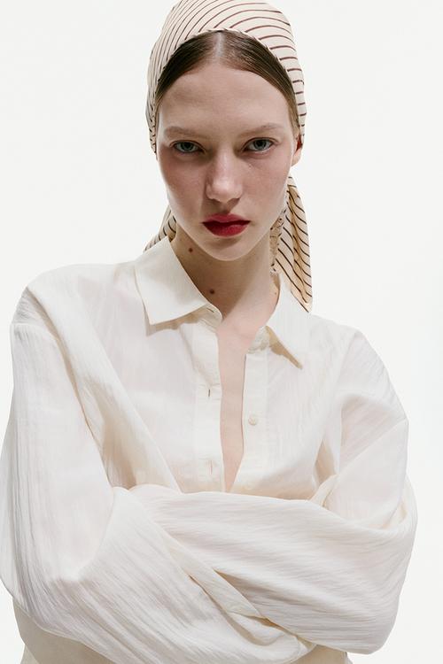 Lace-trimmed triangle scarf - light beige/striped
